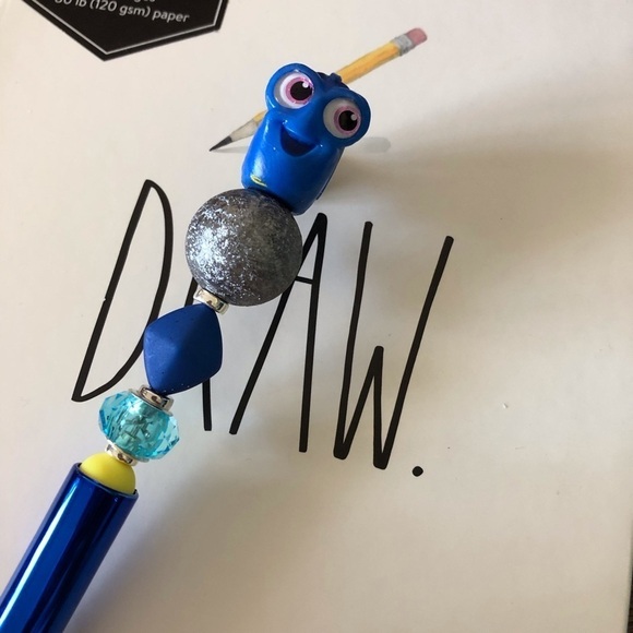 Disney Doorables: Finding Nemo: Dory handmade beaded pen - Picture 1 of 3